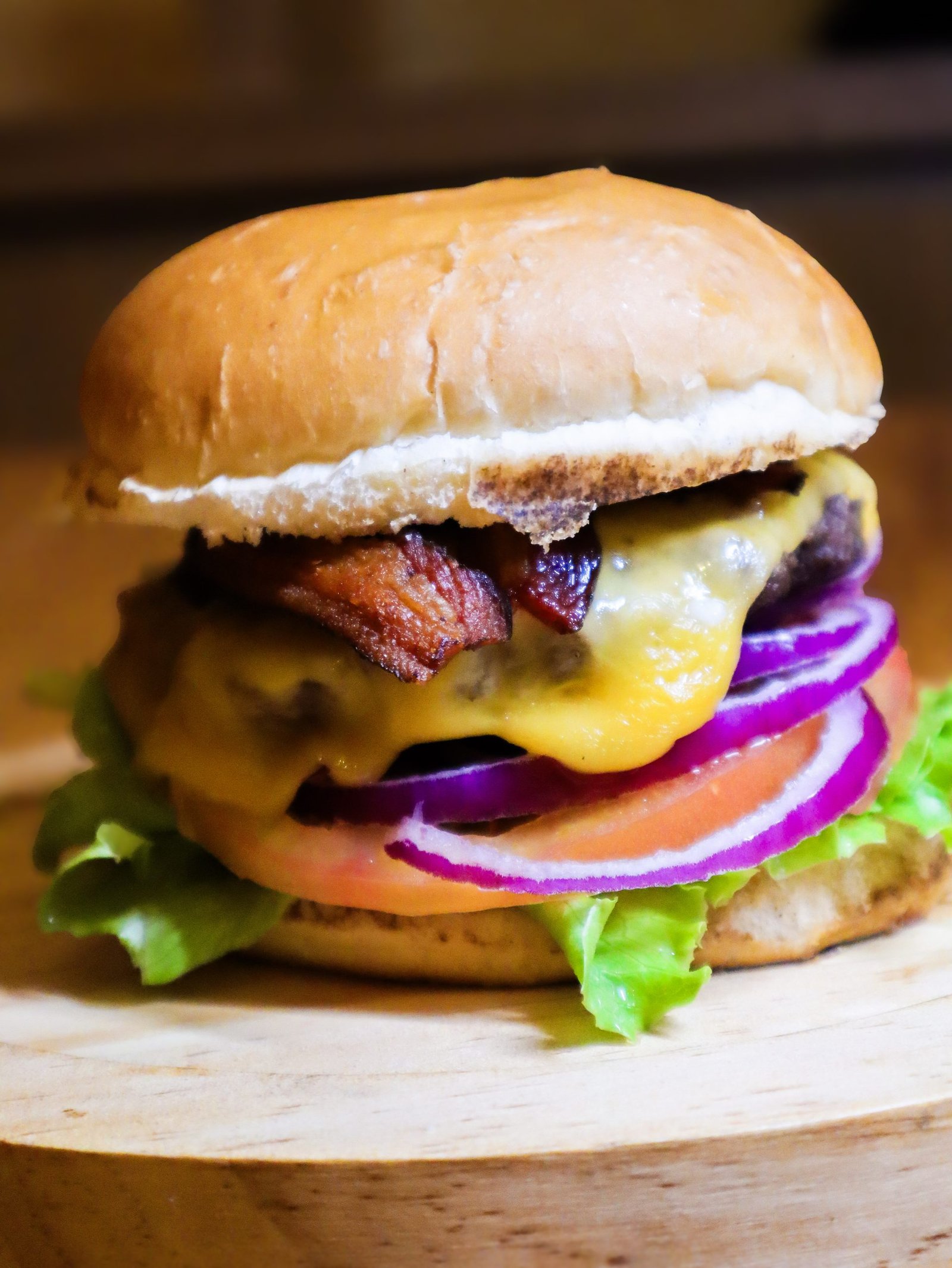 Hambúrguer artesanal com bacon e cheddar do Nossa Carne