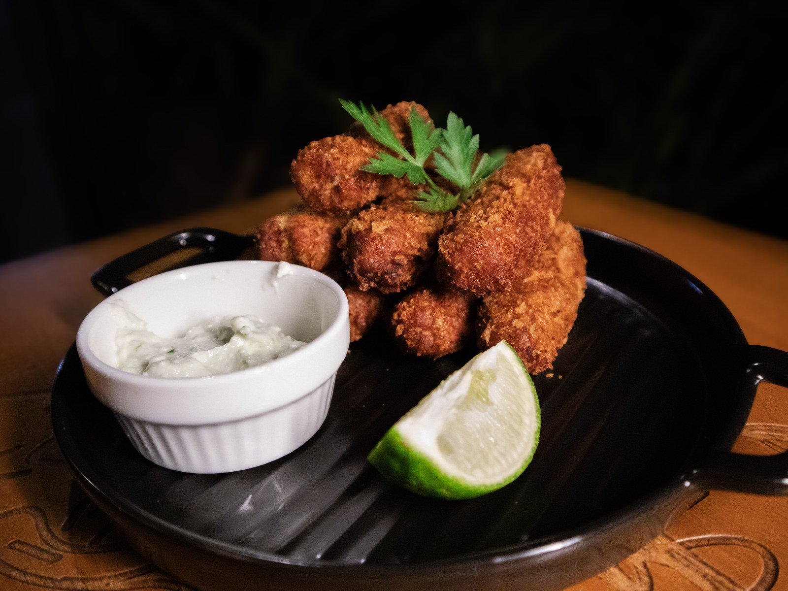 Porção frita servida à noite no Nossa Carne, Palotina