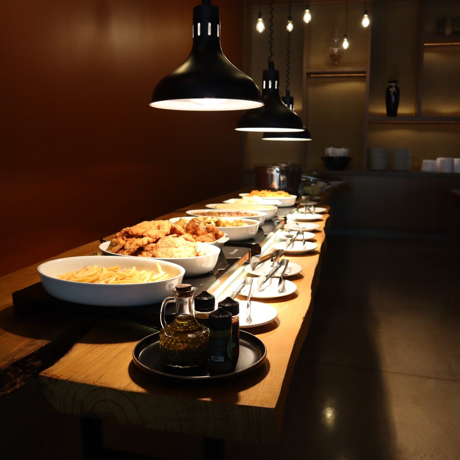 Salão do Nossa Carne à noite, com iluminação industrial em Palotina